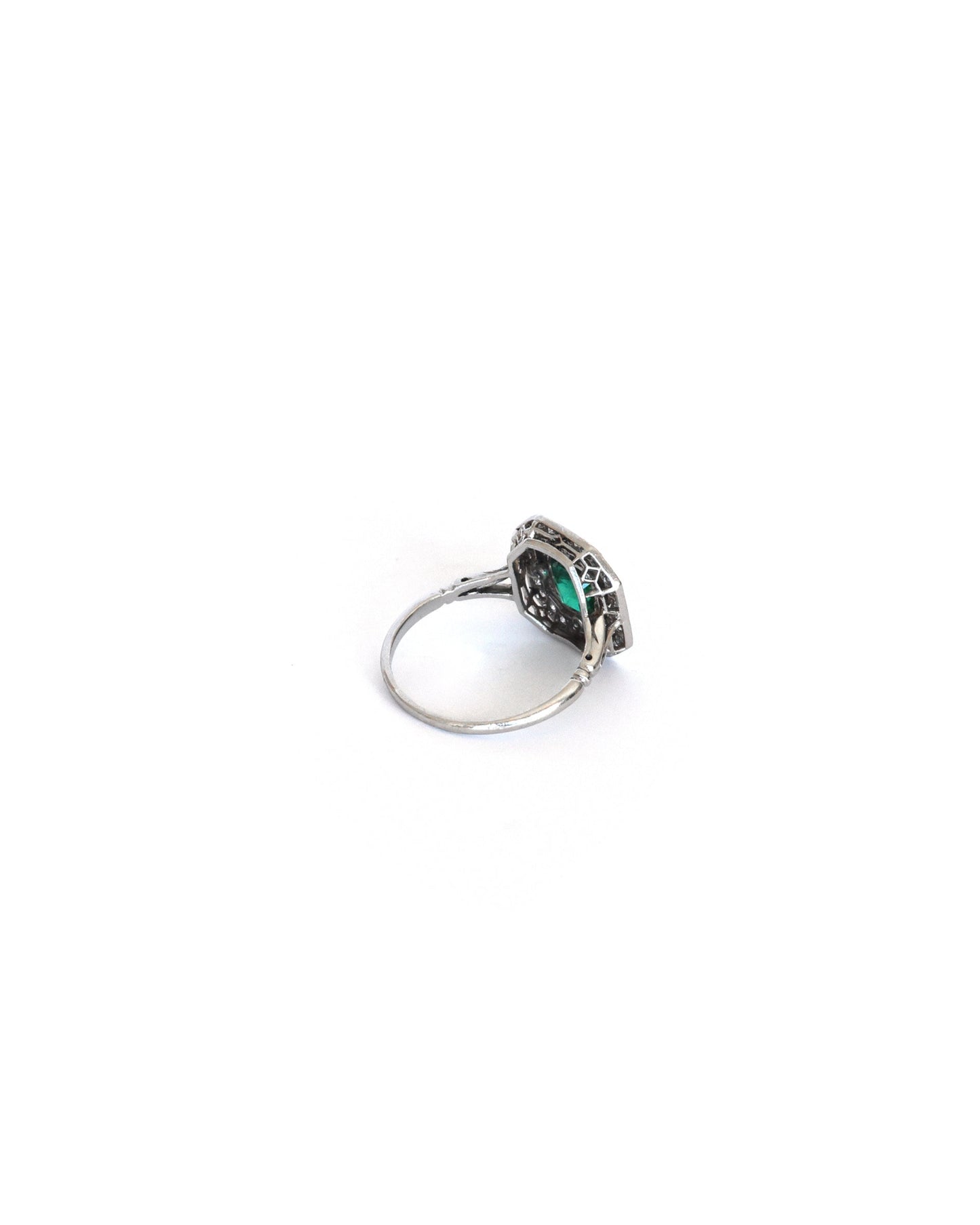 side-of-art-deco-platinum-emerald-diamond-ring-sabrina-antique-jewellery
