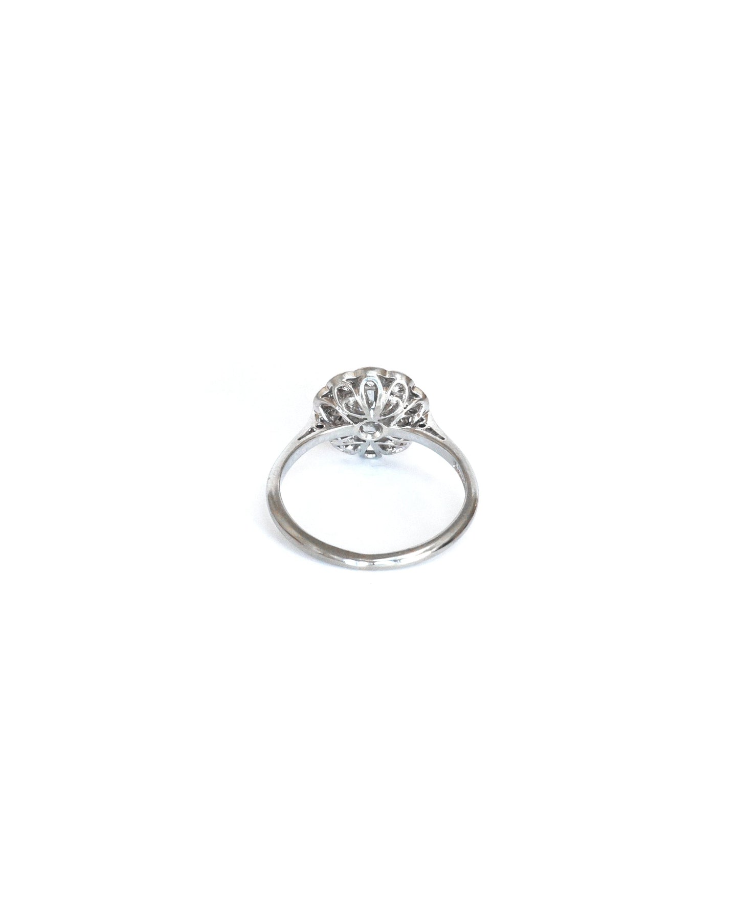 back-of-mid-20th-century-platinum-diamond-daisy-cluster-ring-sabrina-antique-jewellery