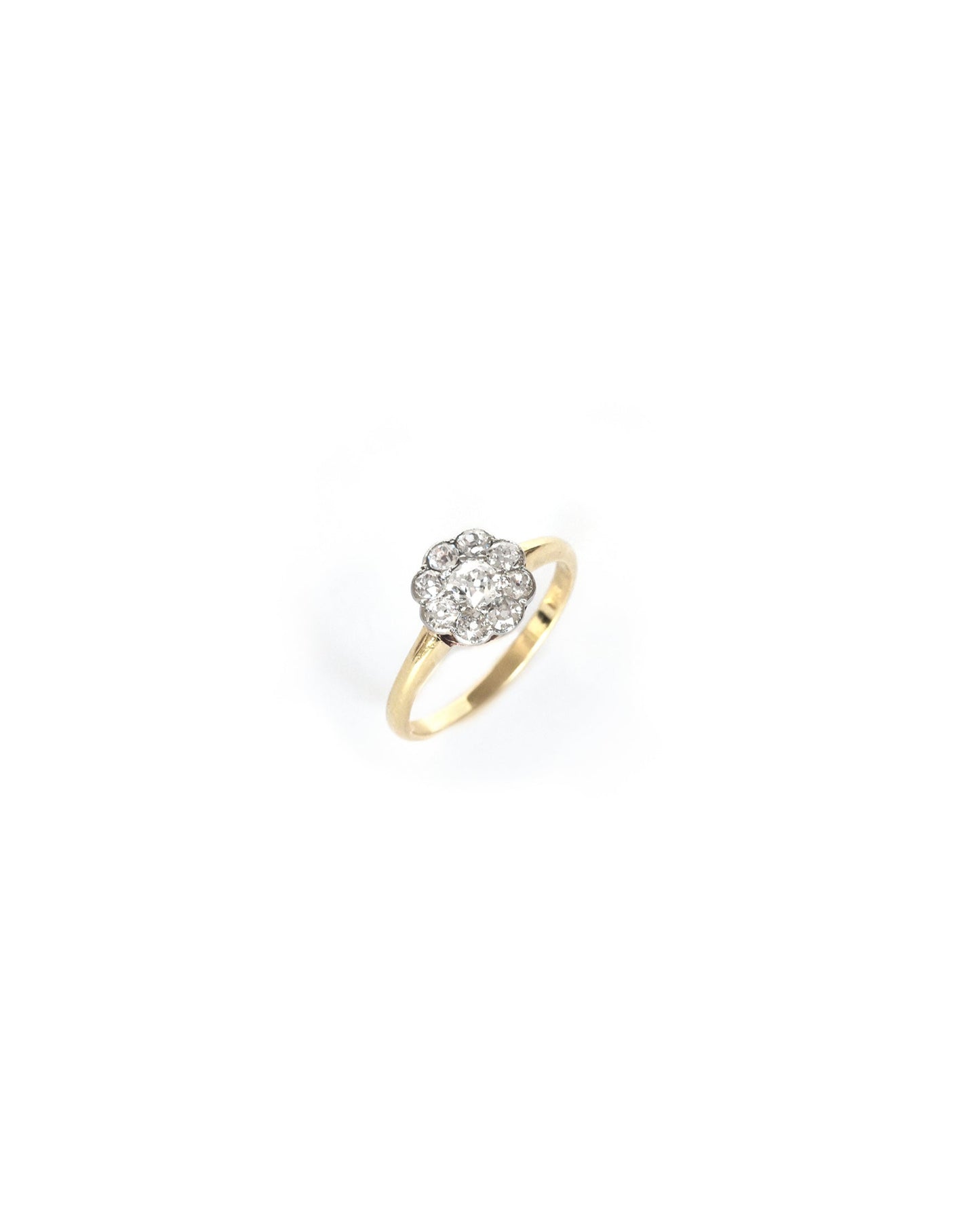 early-20th-century-platinum-gold-diamond-daisy-cluster-ring-sabrina-antique-jewellery