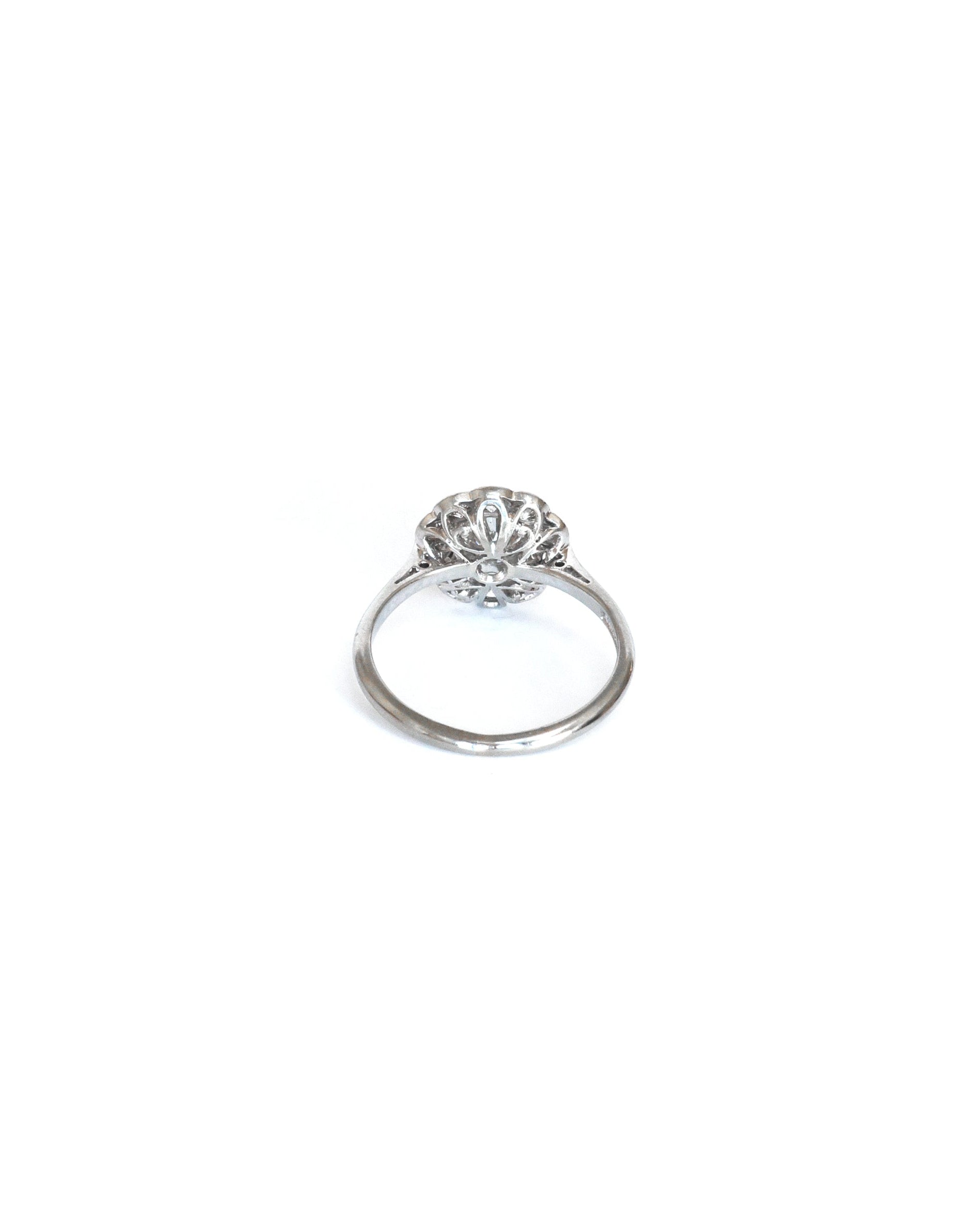 back-of-mid-20th-century-platinum-diamond-daisy-cluster-ring-sabrina-antique-jewellery