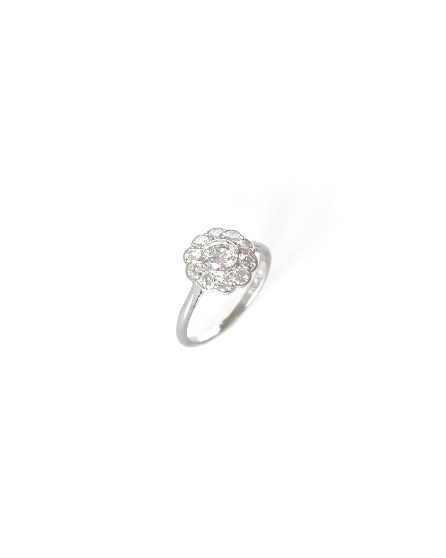 mid-20th-century-platinum-diamond-daisy-cluster-ring-sabrina-antique-jewellery